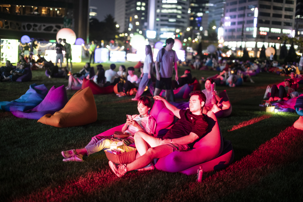 Visitors attend previous editions of the Seoul Plaza Night Library this summer. (Seoul Metropolitan Library)