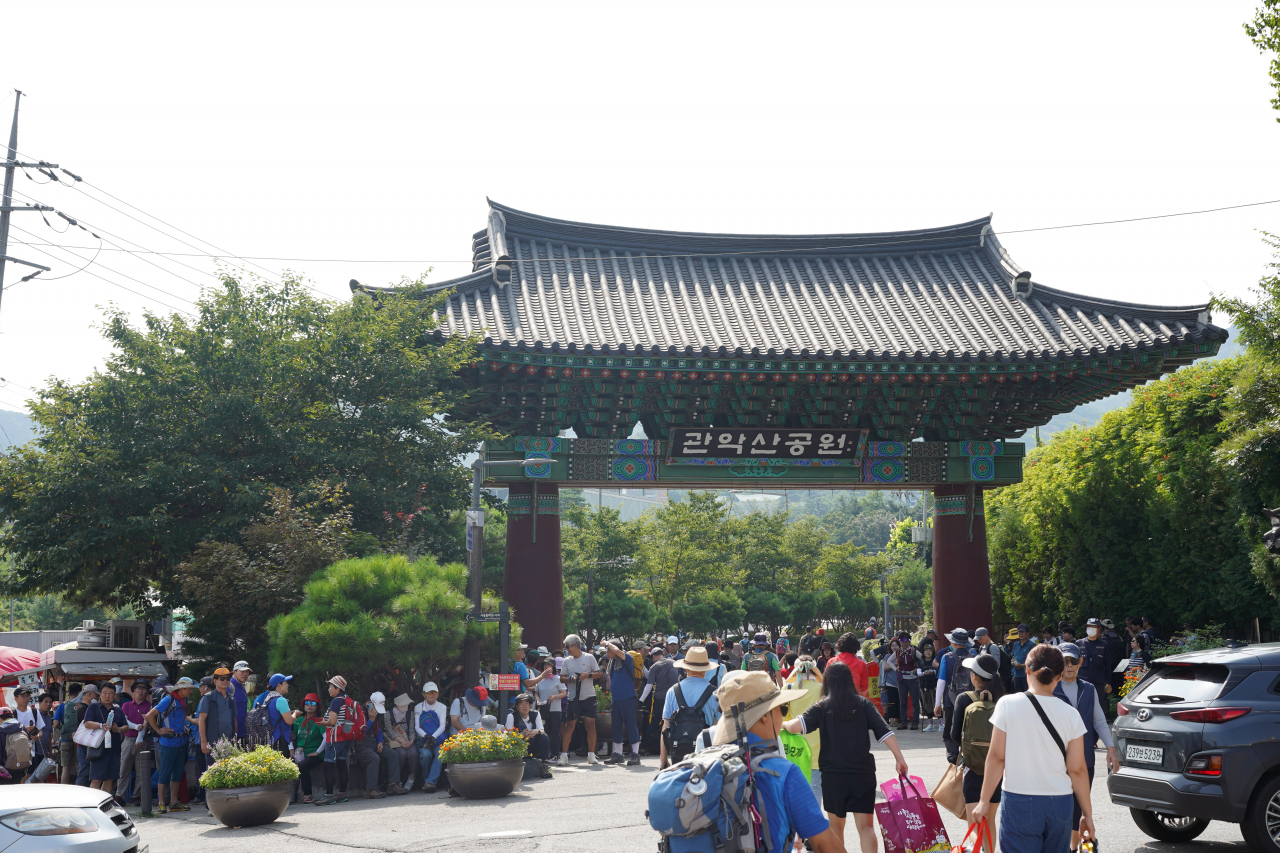 Gwanaksan's entrance is crowded with hikers, vacationers and campers on Tuesday. (Lee Si-jin/The Korea Herald)