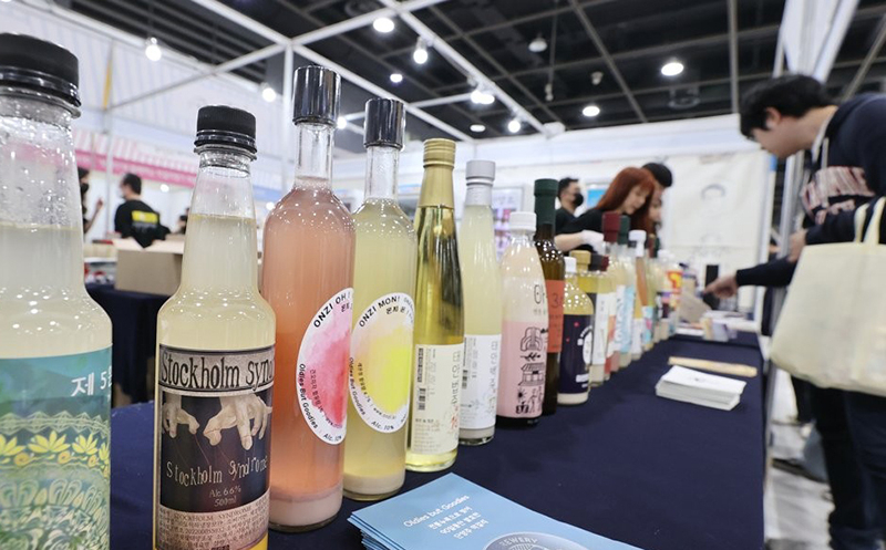 Various types of traditional Korean liquor are on display during the Korea Makgeolli Expo that opened at the Korea Agro-Fisheries & Food Trade Corp. Center in Seoul on May 12. (Yonhap)