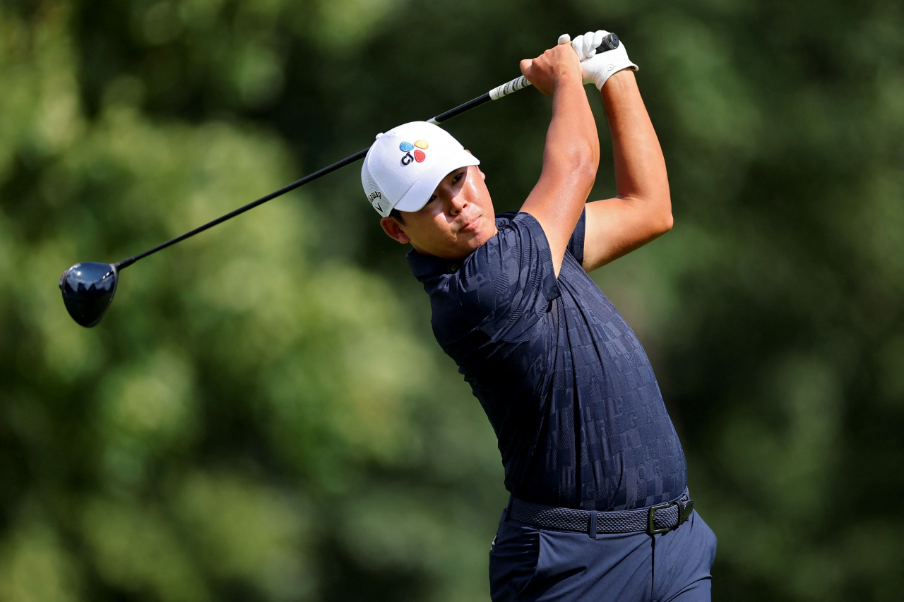 Im Sung-jae of South Korea tees off on the fifth hole during the first round of the BMW Championship at Olympia Fields Country Club in Olympia Fields, Illinois, on Thursday. (Yonhap)
