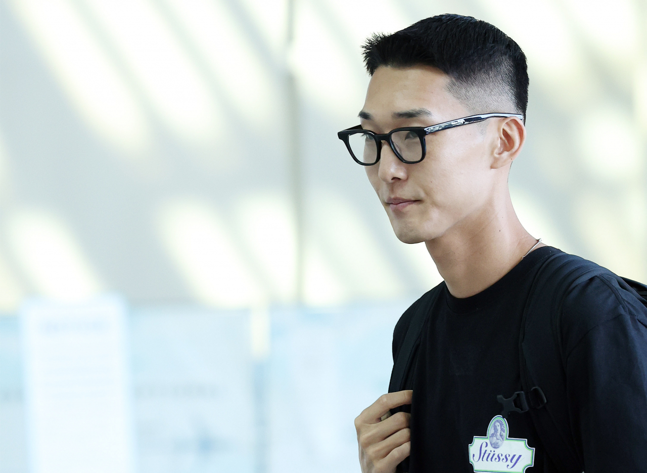 South Korean high jumper Woo Sang-hyeok prepares to depart for Germany at Incheon International Airport, west of Seoul, in this file photo taken Aug. 4, to begin training for the World Athletics Championships. (Yonhap)