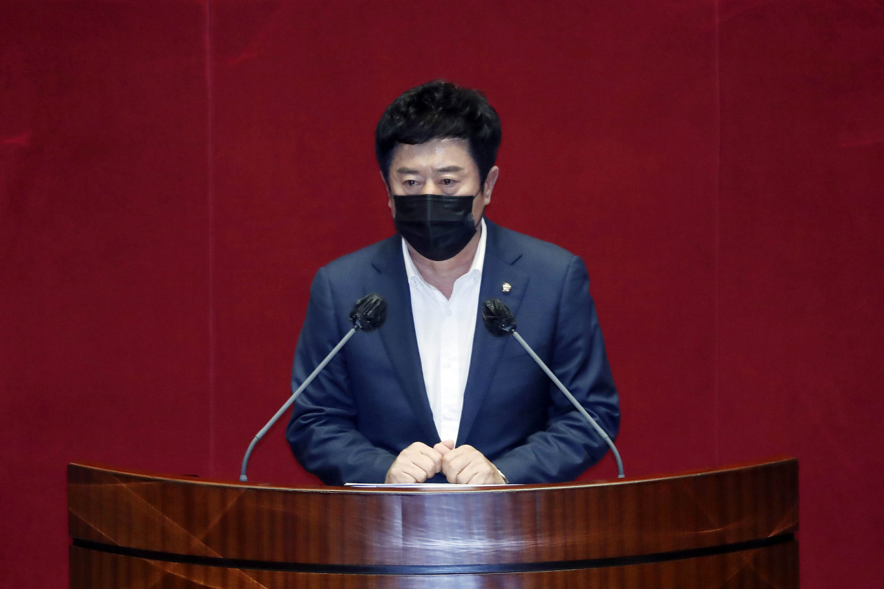 Rep. Jung Chan-min speaks during a plenary session at the National Assembly in Seoul on Sept. 29, 2021, before a vote on a motion on his arrest. (Korea Herald DB)