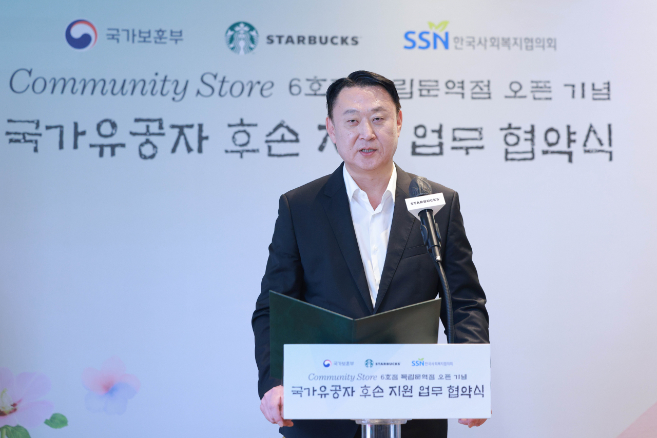 Starbucks Korea CEO Sohn Jeong-hyun speaks during a ceremony in Seoul on Friday, to open the coffeehouse chain's sixth community store, which aims to support the descendants of Korea's national patriots. (Yonhap)