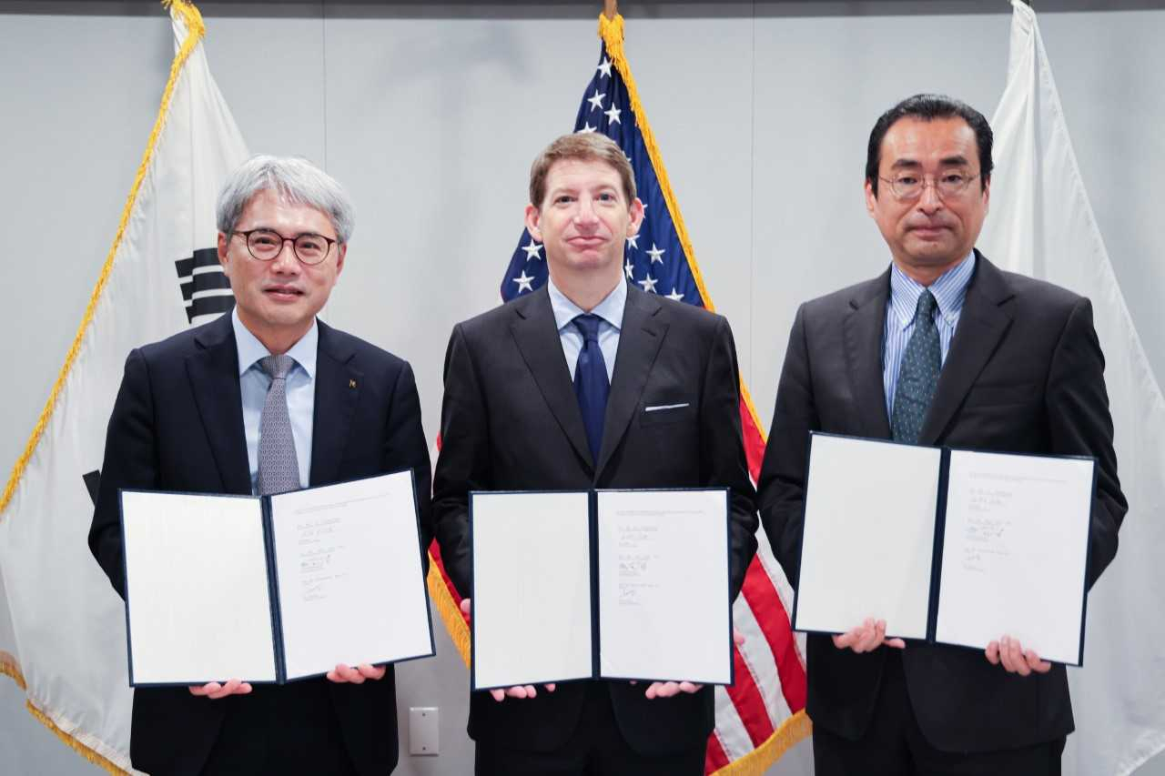 From left: Export-Import Bank of Korea President Yoon Hee-sung, US International Development Finance Corporation CEO Scott Nathan, and Tanimoto Masayuki, senior managing director of the Japan Bank of International Cooperation, pose for a photo after signing a trilateral partnership at the DFC headquarters' in Washington, Friday. (Export-Import Bank of Korea)