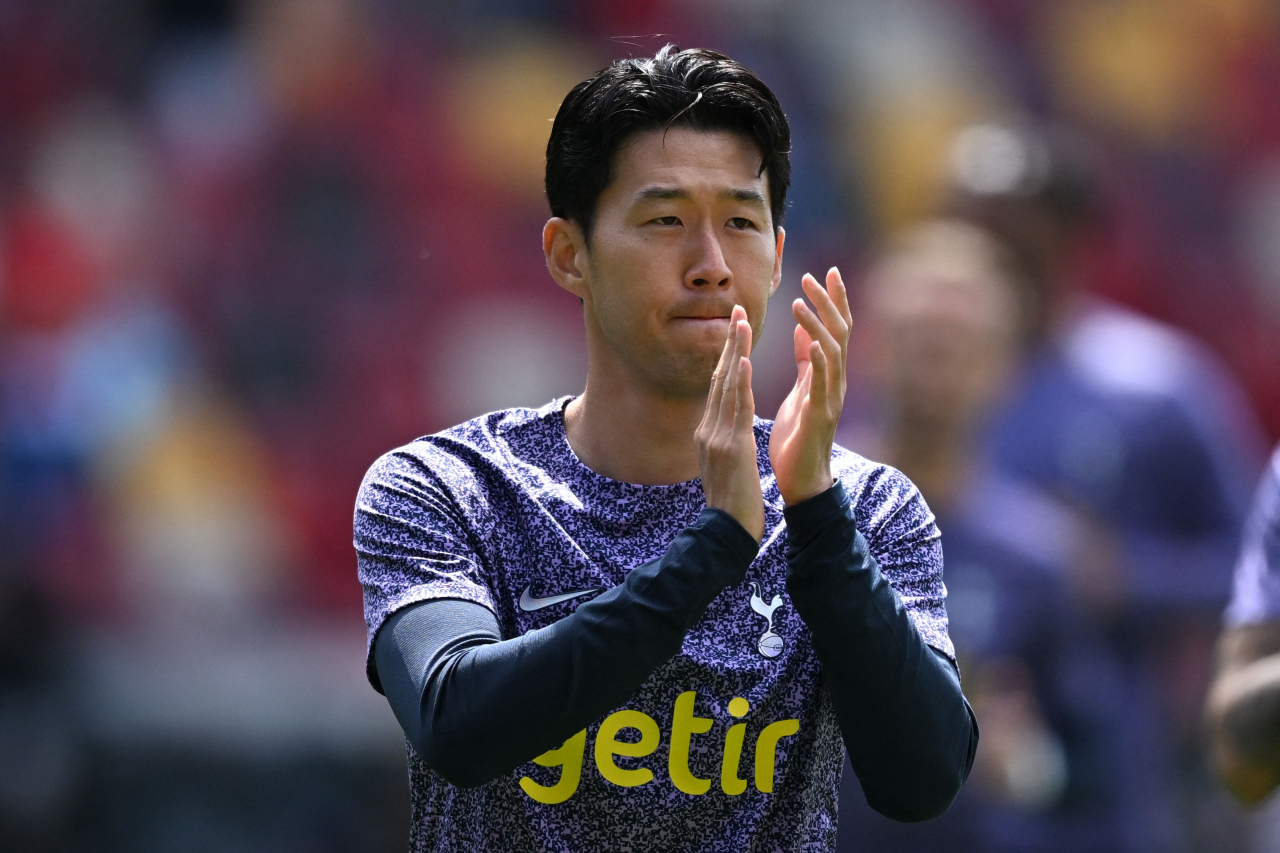 Son Heung-min of Tottenham Hotspur applauds fans during a warmup ahead of a Premier League match against Brentford at Gtech Community Stadium in Brentford, England, on Aug. 13. (AFP-Yonhap)