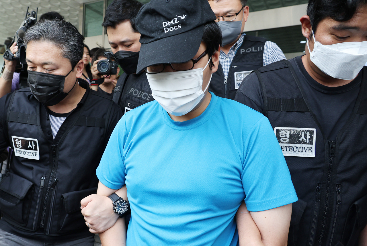 The rape and murder suspect, surnamed Choi, leaves a police station on Aug. 19, to attend an arrest warrant hearing. (Yonhap)