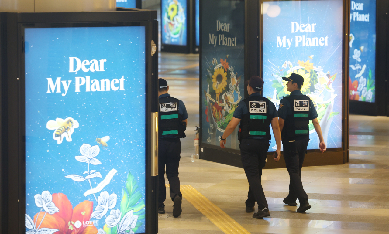 Police patrol Jamsil Station in Seoul after a murder threat was posted online on Aug. 4. (Yonhap)