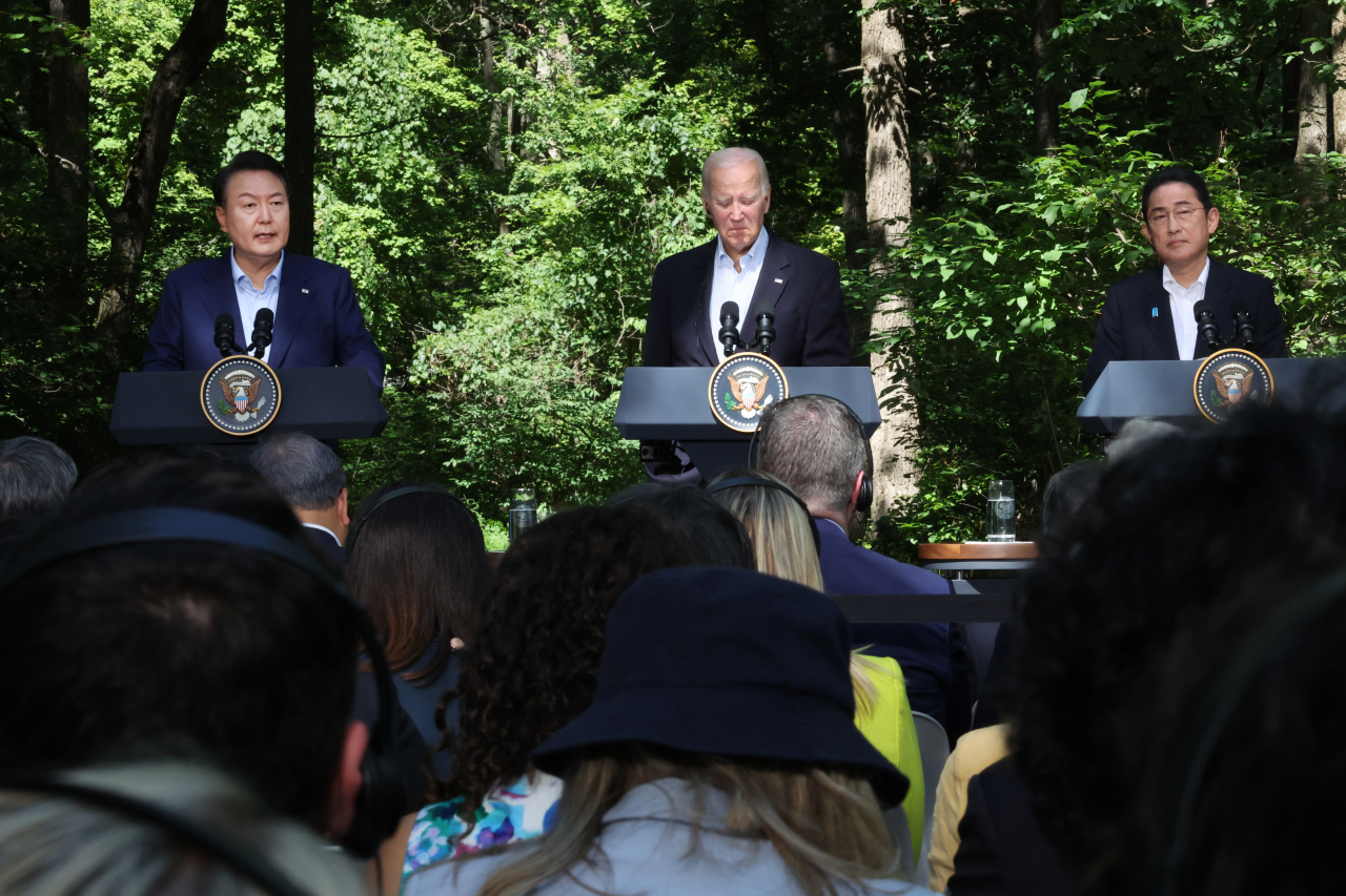 From left: South Korean President Yoon Suk Yeol, US President Joe Biden and Japanese Prime Minister Fumio Kishida conduct a joint press conference following a trilateral summit meeting at the Camp David presidential retreat in Maryland on Friday. (Yonhap)