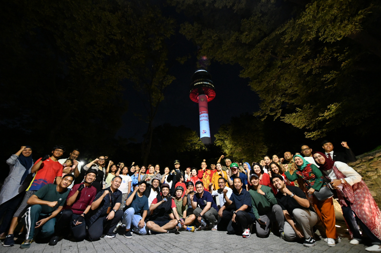 Namsan Tower in Seoul is lit up in the colors of Indonesia’s National Flag to commemorate the country's independence day anniversary on Friday. (Indonesian Embassy in Seoul)