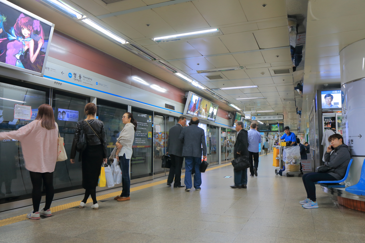 Passengers wait for the subway at Myeong-dong Station in Seoul. (123rf)