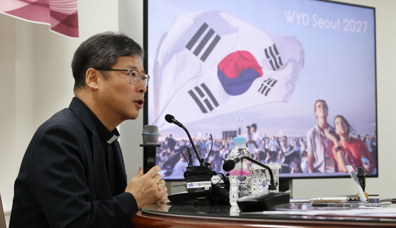 Archbishop Chung Soon-taick speaks during a press conference at the Roman Catholic Archdiocese of Seoul in Myeong-dong, central Seoul, Tuesday. (Yonhap)