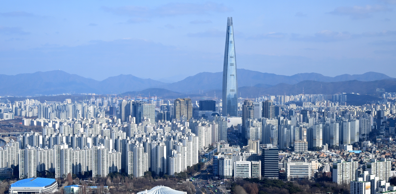 Aerial view of apartment complexes surrounding Lotte World Tower in eastern Seoul. (Lim Se-jun/The Korea Herald)