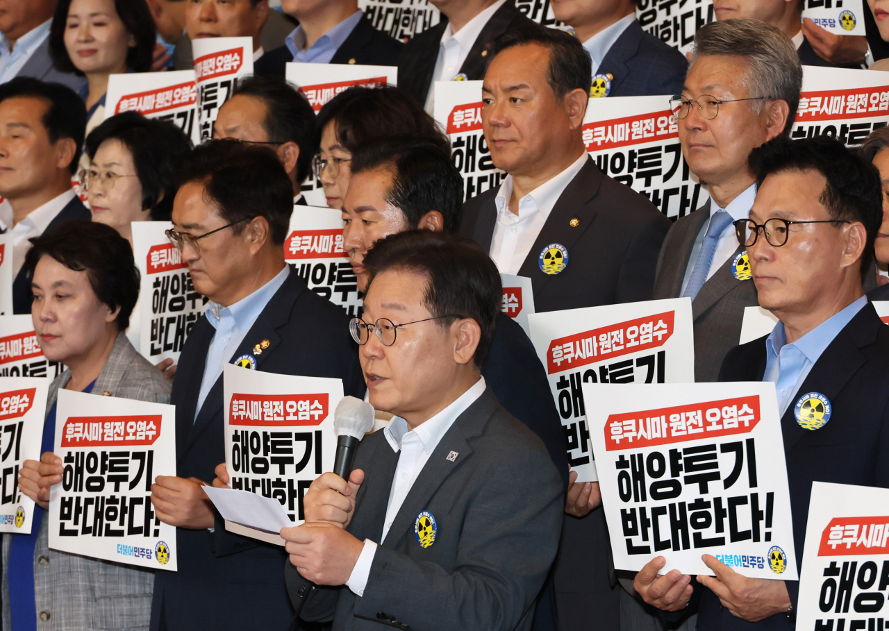 Democratic Party leader Rep. Lee Jae-myung and the rest of the party stage a rally condemning Yoon policy toward Tokyo on Tuesday. (Yonhap)