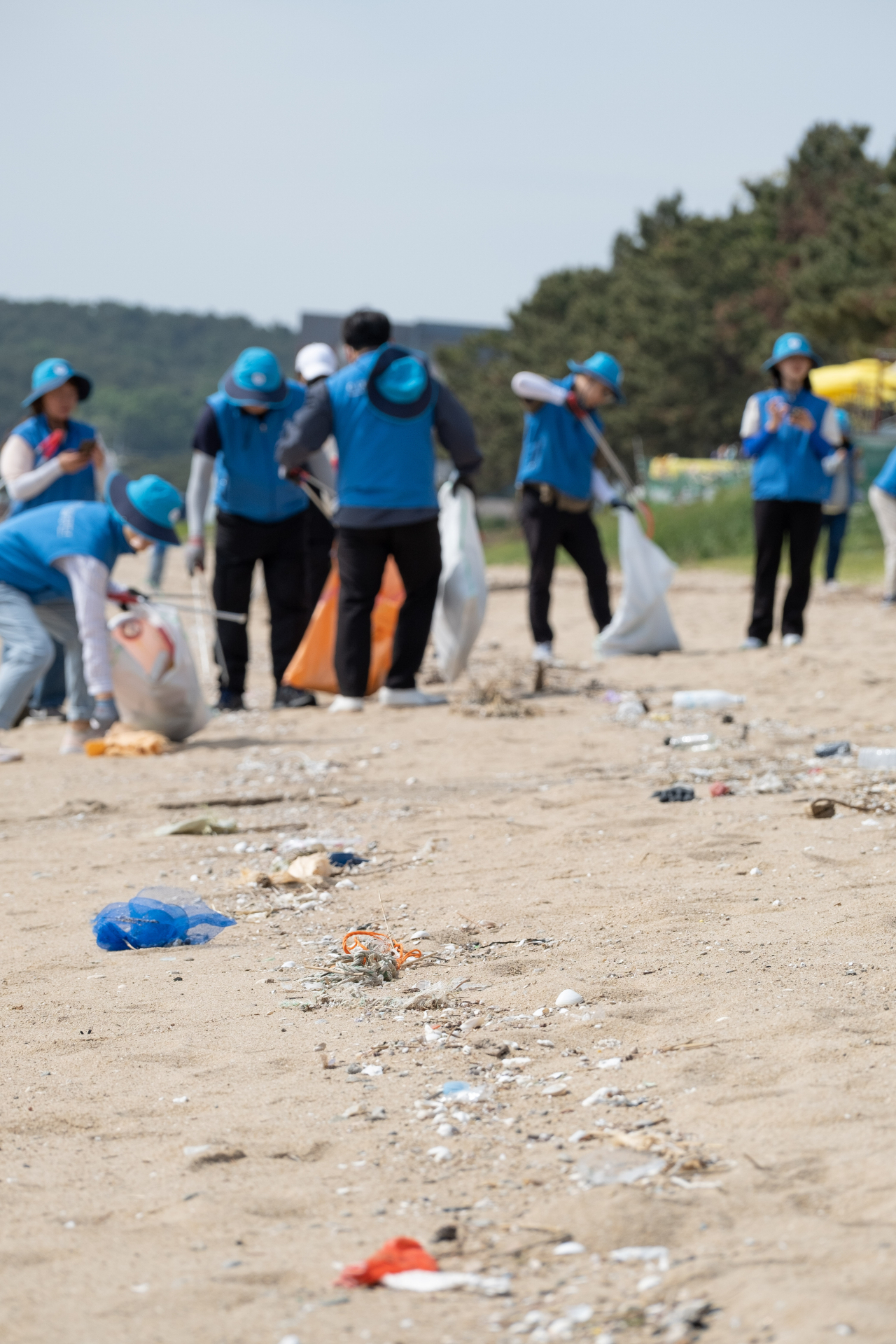Ploggers pick up litter from the beach in Incheon. (Ita Seoul)