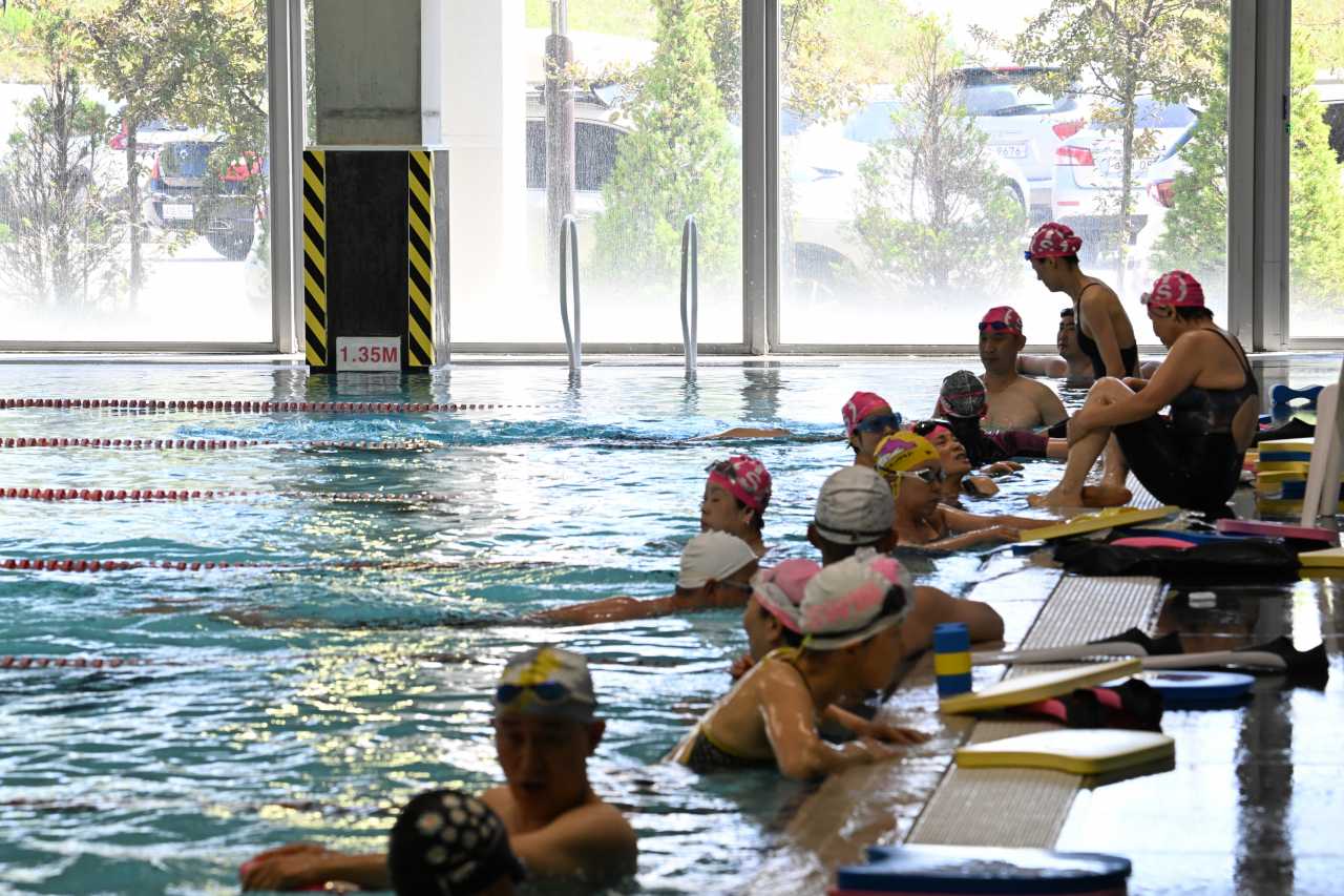 Swimmers take a breather at Yeongju Swimming Pool. (Im Se-jun/The Korea Herald)