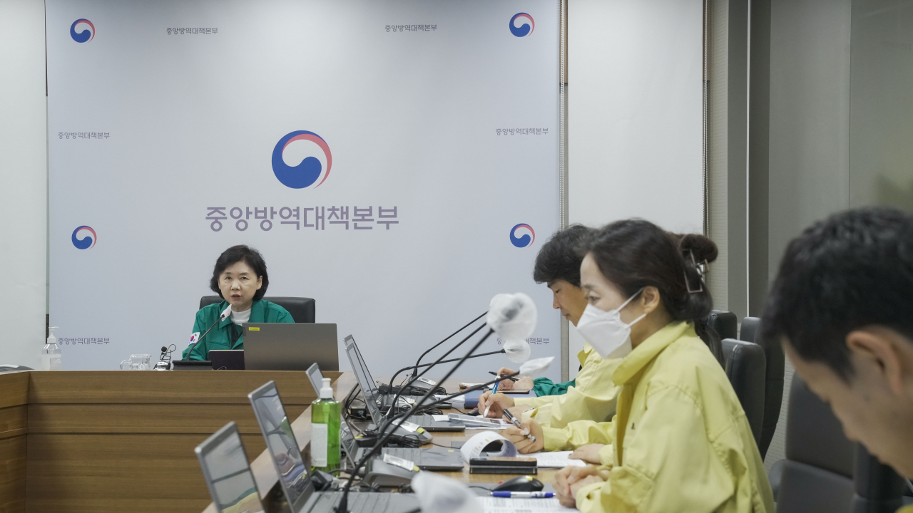 Jee Young-mee (left), head of the Korea Disease Control and Prevention Agency, speaks during a plenary session of the Central Disease Control Headquarters on Wednesday. (The Korea Disease Control and Prevention Agency)