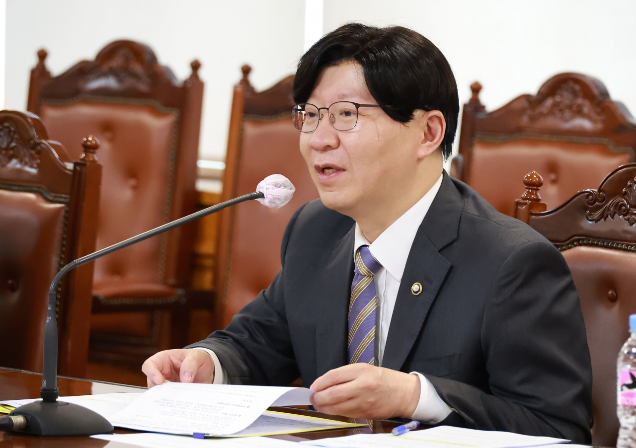 Kim So-young, vice chairman of the Financial Services Commission, talks during a special meeting held to discuss ongoing issues in the financial market with the participation of representatives from the Financial Supervisory Service, the Bank of Korea and the Korea Center for International Finance in Seoul, Tuesday. (FSC)