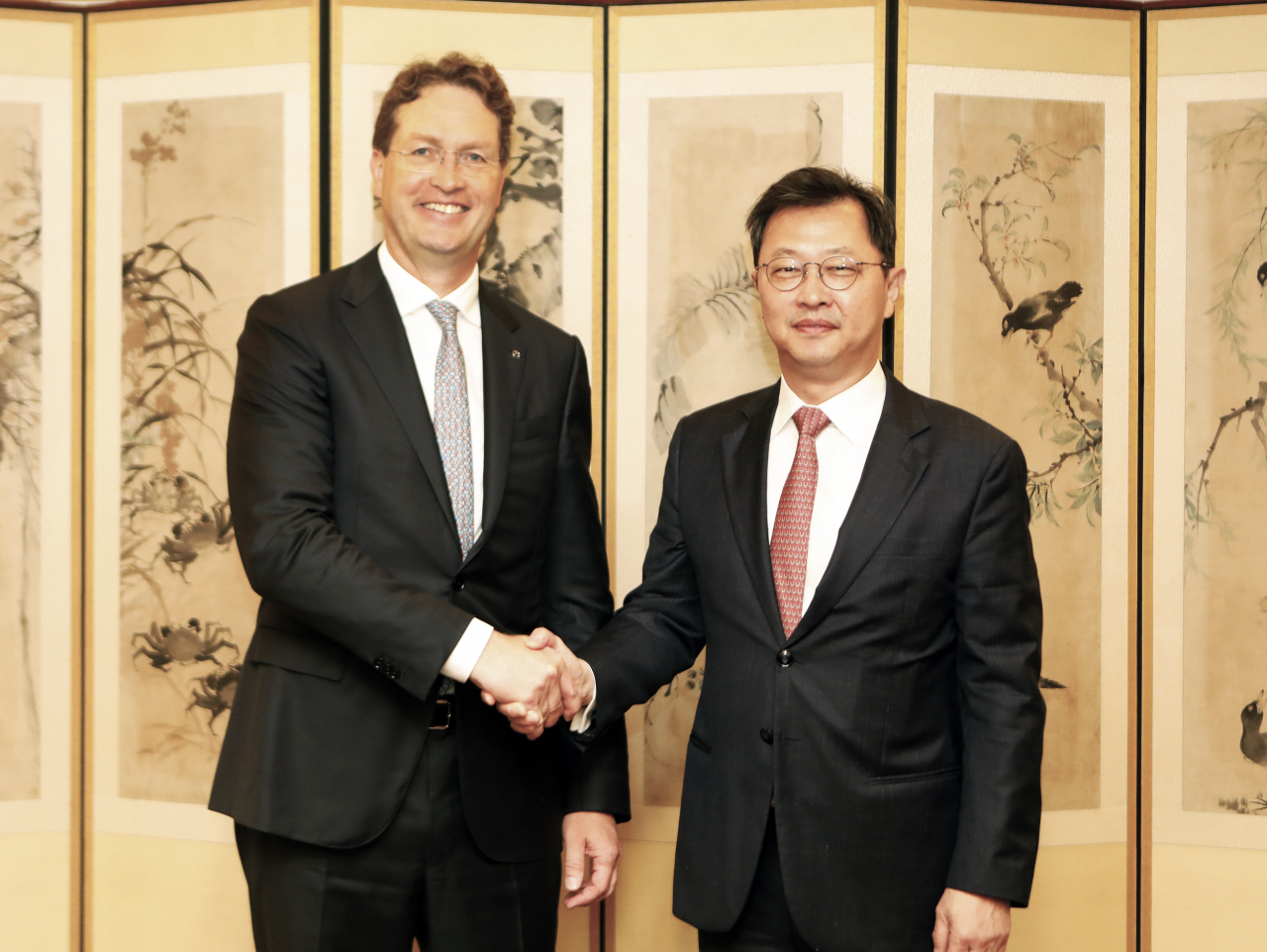 SK Group Executive Vice Chairman Chey Jae-won (right) and Ola Kallenius, CEO of Mercedes-Benz Group pose for a photo during their meeting in Seoul on Wednesday. (SK Group)