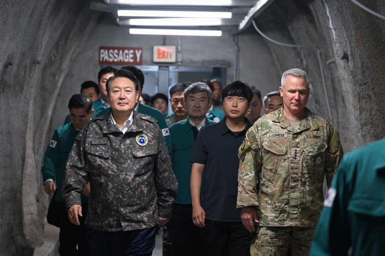 President Yoon Suk Yeol inspects the Ulchi Freedom Shield at the Command Post Theater Air Naval Ground Operations (CP Tango), accompanied by US Forces Korea Commander Gen. Paul LaCamera, during his visit on Wednesday. (Yonhap)