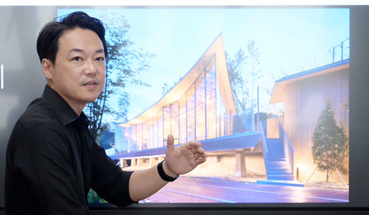 Architect Kim Jae-kyung speaks on his architectural concept for the Pavilion of Floating Lights at Hanyang University on June 12. (Lee Sang-sub/The Korea Herald)