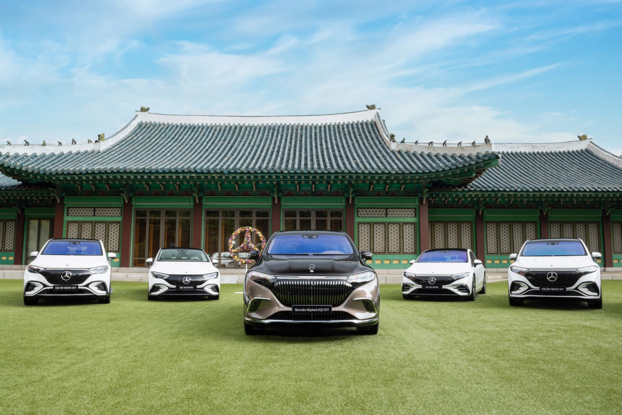 From left: Mercedes-Benz EQE SUV, EQE, Maybach EQS, EQS and EQS SUV (Mercedes-Benz Korea)