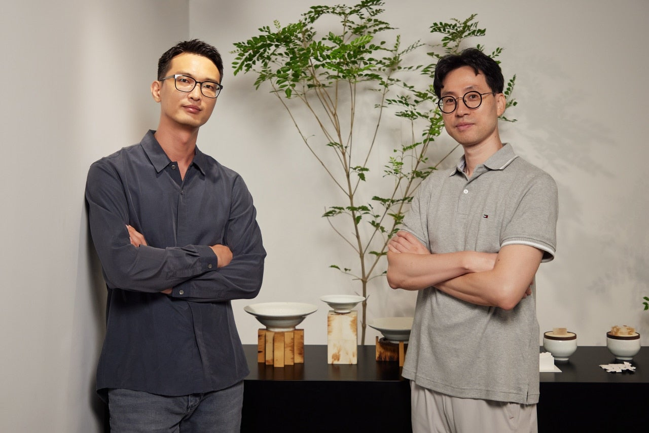 Ceramic artist Kim Dong-jun (left) and craftsman Han Gi-deok (Yeol)