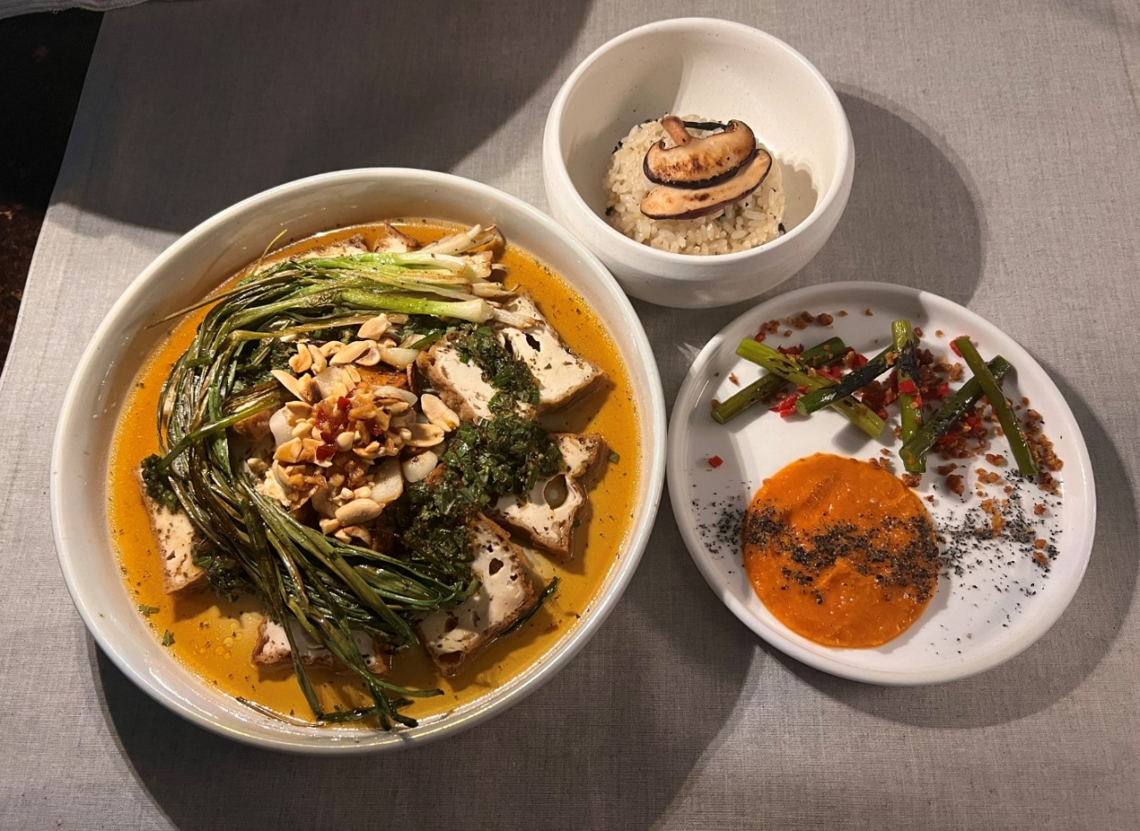 Grilled green onion and braised tofu alongside shiitake mushroom thistle rice and carrot puree with stir-fried garlic stems (Kim Hae-yeon/ The Korea Herald)