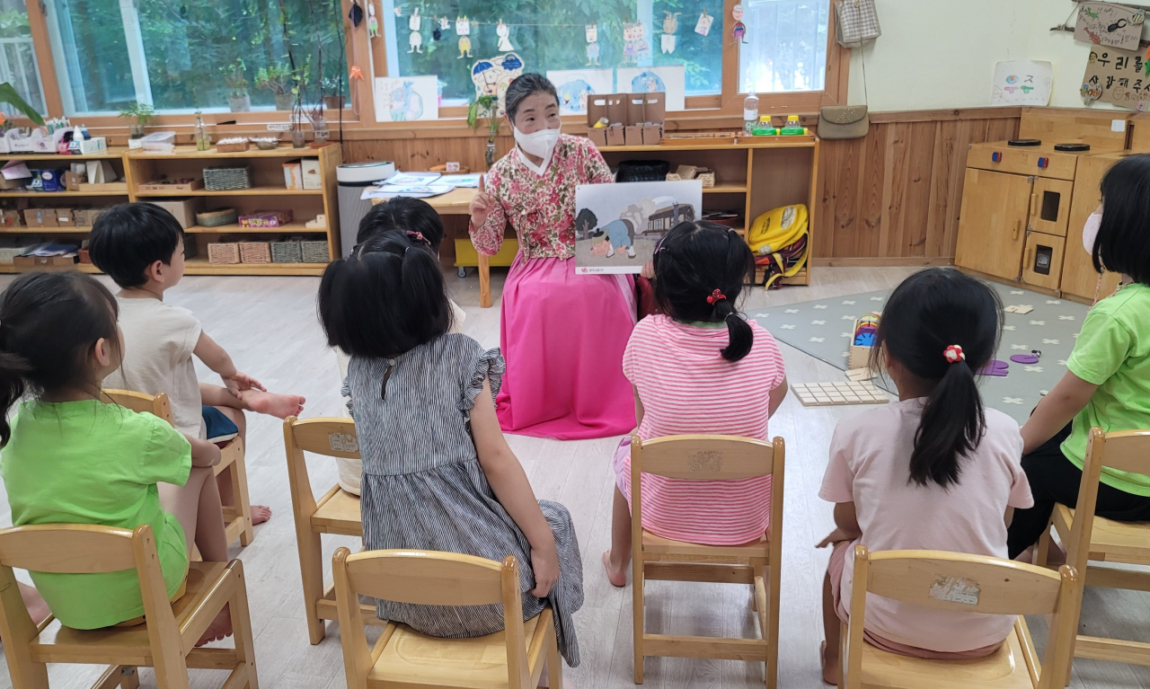Cho Kyeong-yeon is engaged in a storytelling activity at a preschool educational institution in Seoul. (Courtesy of Cho Kyeong-yeon)