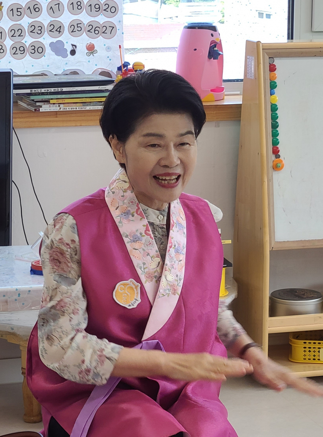 Kang In-ae performs storytelling at a preschool in Gyeonggi Province. (Courtesy of Kang In-ae)