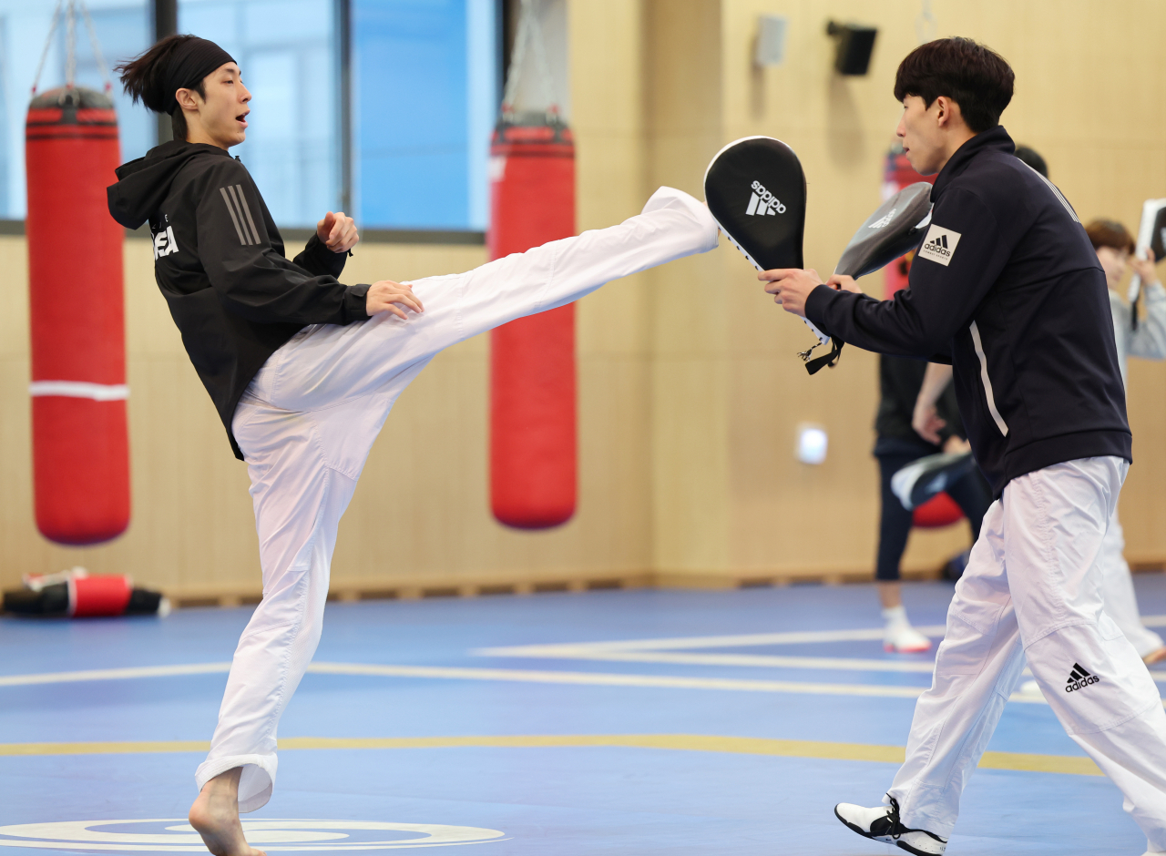 South Korean taekwondo practitioner Jang Jun (left) trains for the Hangzhou Asian Games at the National Training Center in Jincheon, North Chungcheong Province, on Aug. 24. (Yonhap)