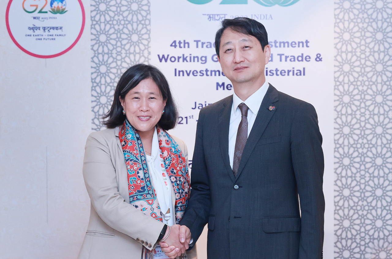 This shows Trade Minister Ahn Duk-geun (R) shaking hands with US Trade Representative Katherine Tai ahead of their talks in Jaipur, India, on Aug. 24. (Yonhap)