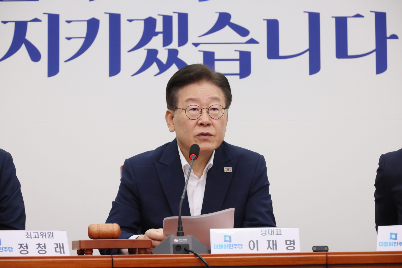 Rep. Lee Jae-myung, the leader of the main opposition Democratic Party, speaks during a party meeting at the National Assembly on Aug. 25. (Yonhap)