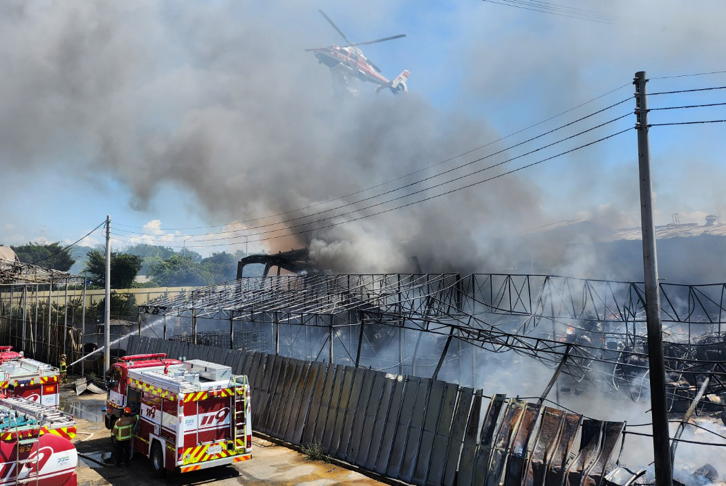 Firefighters battle a fire at a waste disposal company in Hwaseong, 45 kilometers south of Seoul, on Friday, in this photo provided by the Gyeonggi Province fire department. (Yonhap)