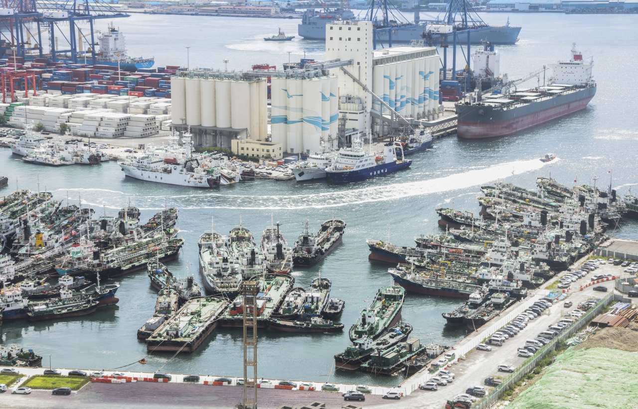 This file photo taken Aug. 8, shows vessels anchored at a port in the southeastern port city of Busan. (Yonhap)
