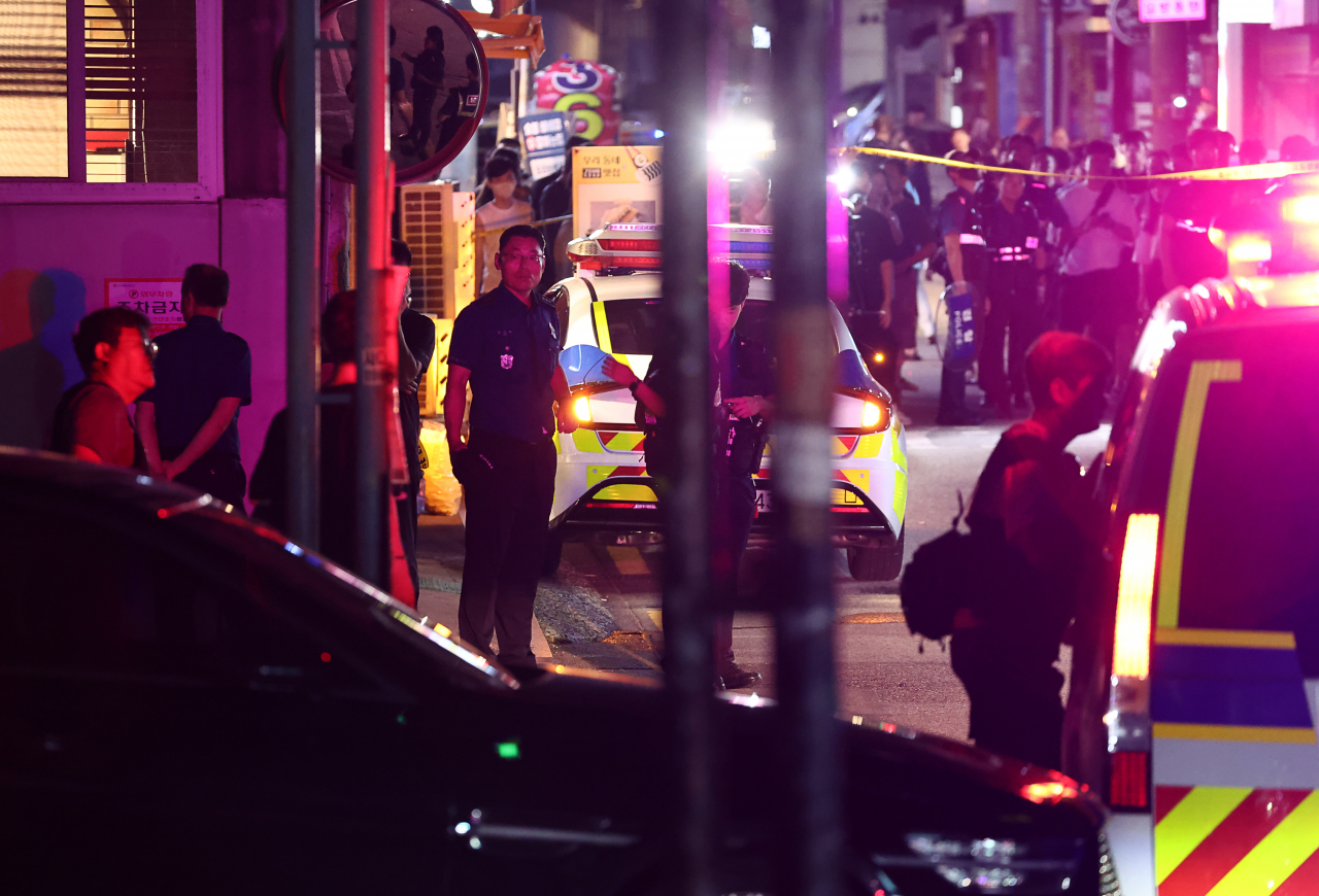 Police restrict access to a residential area in northwestern Seoul on Saturday, after a standoff with a man carrying weapons in the area. (Yonhap)