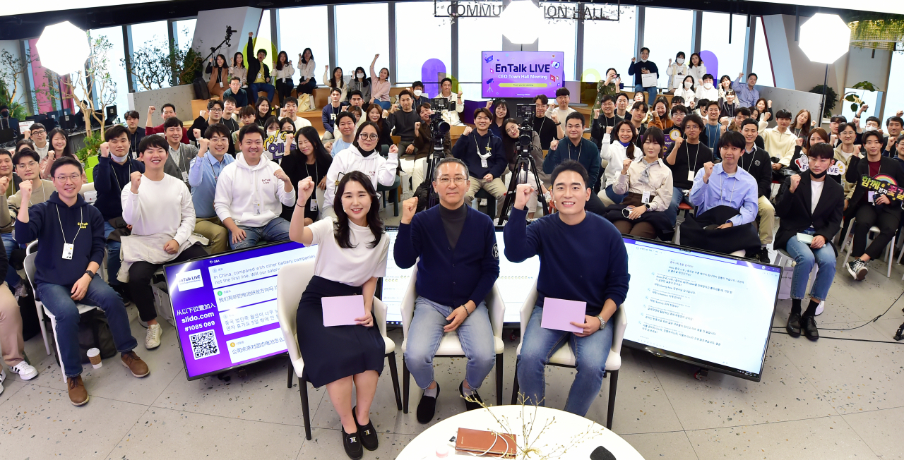 LG Energy Solution CEO Kwon Young-soo (center) poses with employees during a town hall meeting held at the company's headquarters in Yeouido, Seoul, last November. (LG Energy Solution)