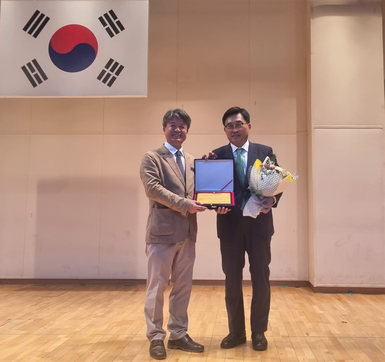 Korea Agro-Fisheries and Food Trade Corp. CEO Kim Chun-jin (right) poses with Lee Doug-ro, the president of the Korean Association for Public Administration, during the awarding ceremony for the 2023 South Korea Leader ship Award in Seoul, Thursday. (Korea Agro-Fisheries and Food Trade Corp.)