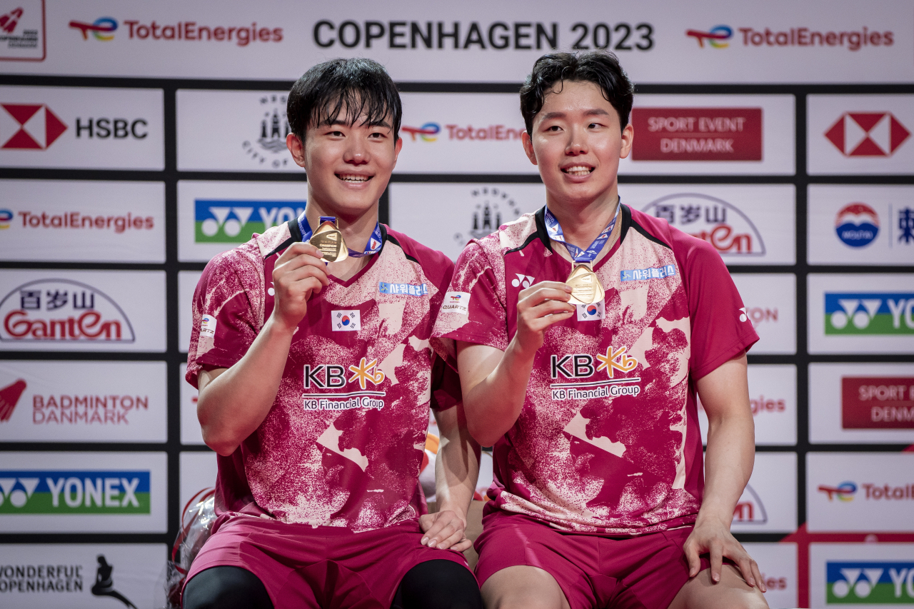 Kang Min-hyuk (left) and Seo Seung-jae of South Korea pose with their gold medals from the men's doubles at the Badminton World Federation World Championships at the Royal Arena in Copenhagen on Sunday. (EPA-Yonhap)