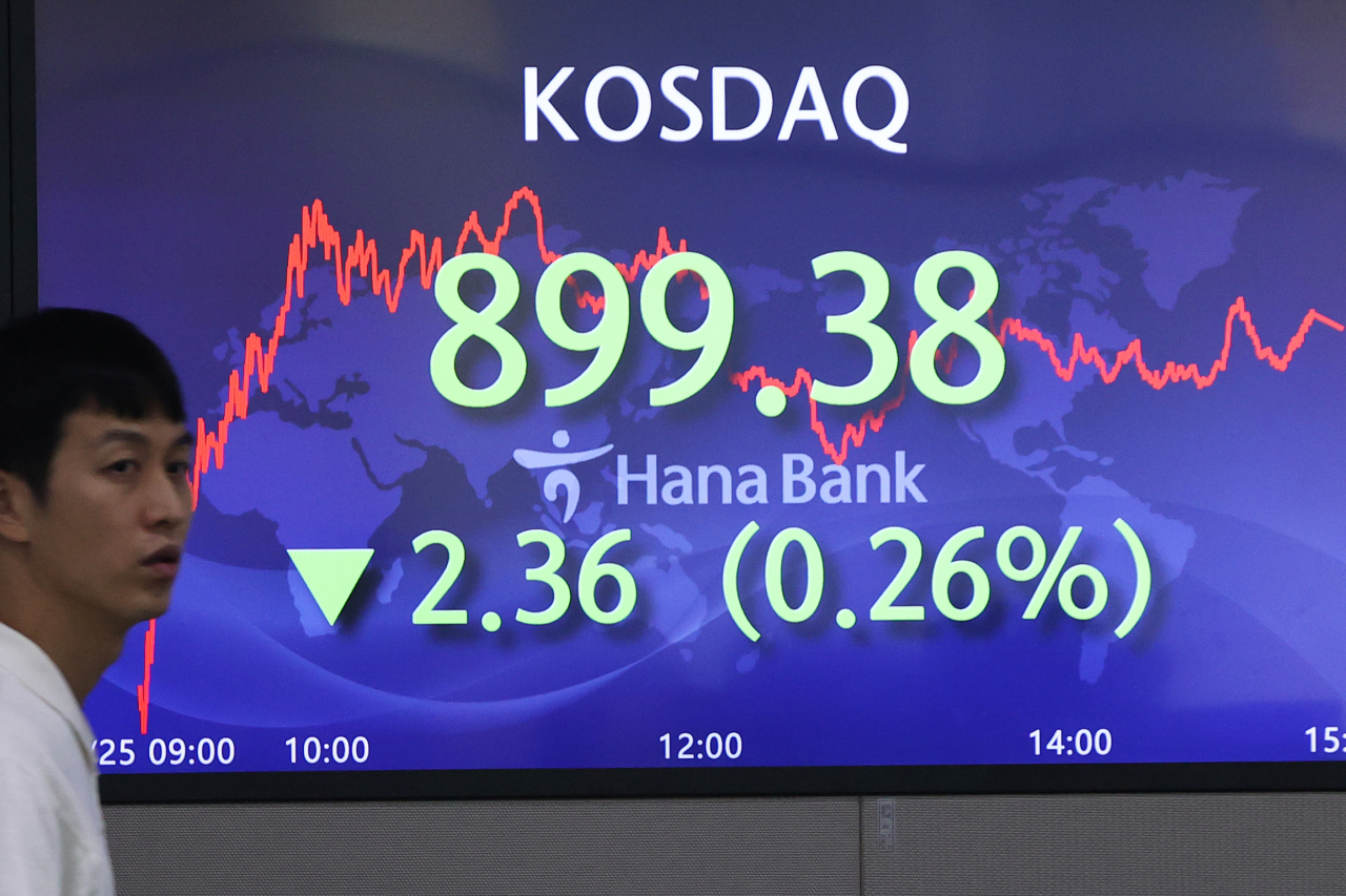 An electronic board showing the Korea Composite Stock Price Index at a dealing room of the Hana Bank headquarters in Seoul on Friday (Yonhap)