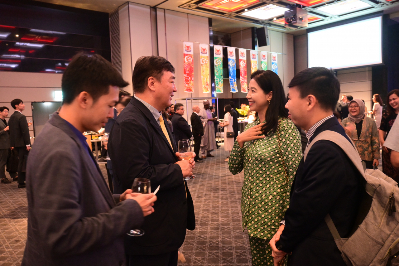 Chinese Ambassador to Korea Xing Haiming exchanges greetings with guests at the Singapore National Day event at the Grand Hyatt Seoul in Yongsan-gu, Seoul on Friday. (Sanjay Kumar/The Korea Herald)