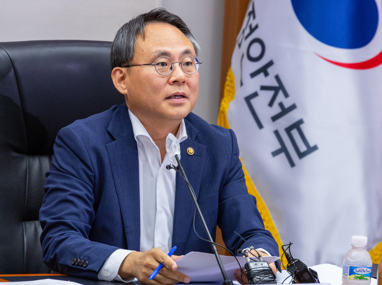 Ministry of Interior and Safety Vice Minister Ko Ki-dong speaks during a joint meeting held with local governments to discuss measures to counter seemingly motiveless crimes at the Government Complex Seoul on Monday. (Yonhap)