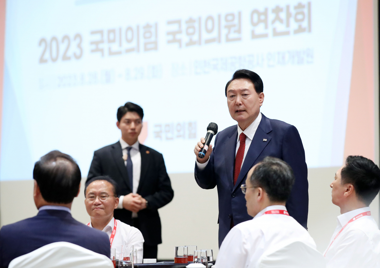 President Yoon Suk Yeol addresses his party’s lawmakers during a banquet held at a venue in Incheon near Seoul on Monday. (Yonhap)
