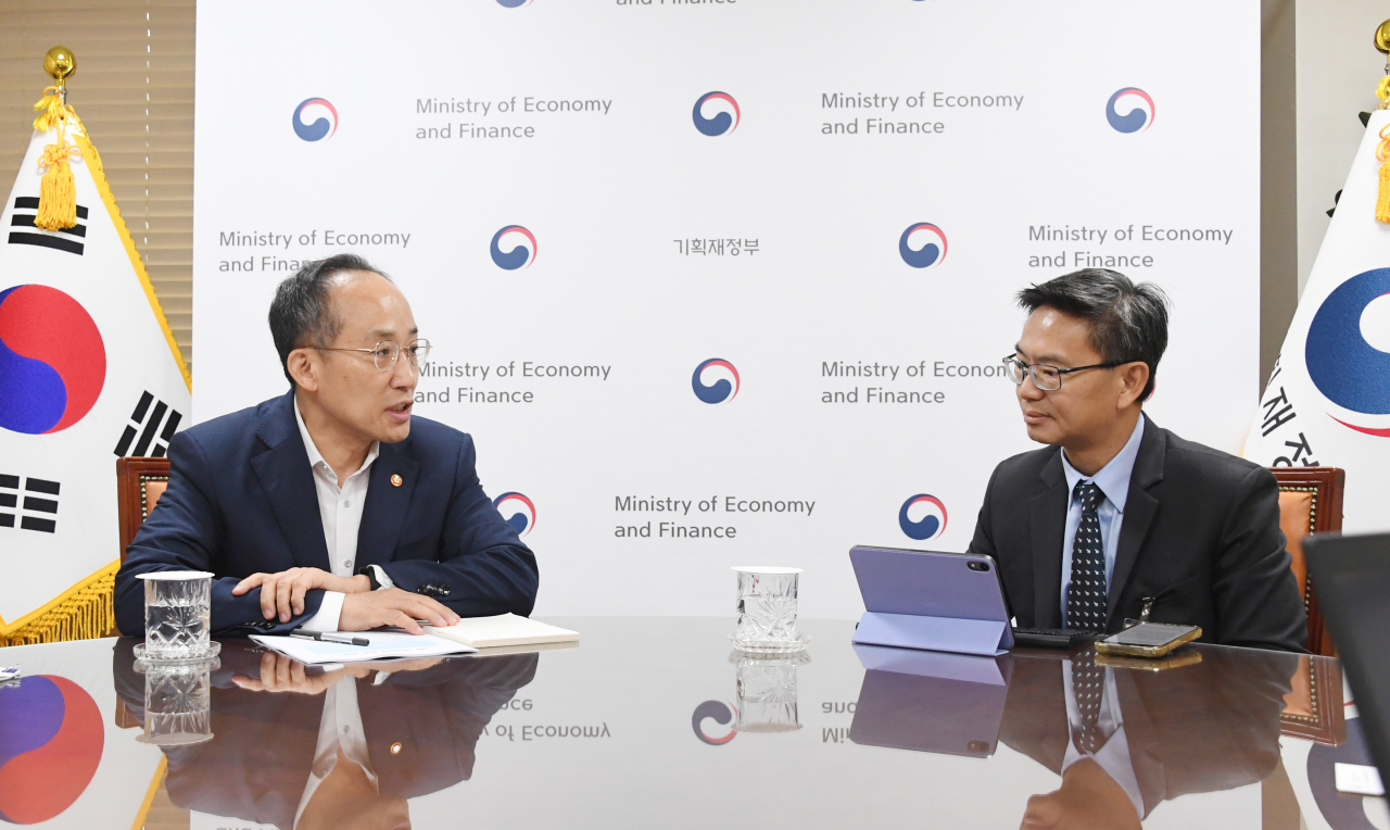 This photo, provided by South Korea's finance ministry, shows Minister Choo Kyung-ho (left) speaking with an official of global rating appraiser Standard & Poor's Global Ratings Seoul on Aug. 28, 2023. (Yonhap)