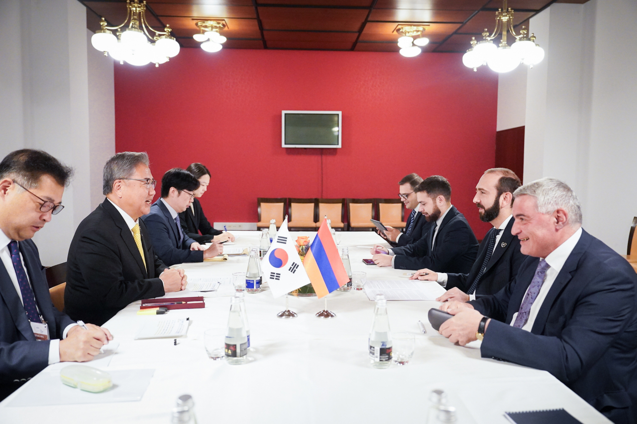 South Korean Foreign Minister Park Jin (second from left) holds discussions with his Armenian counterpart, Ararat Mirzoyan (second from right), in Slovenia on Monday. (ROK Foreign Ministry)