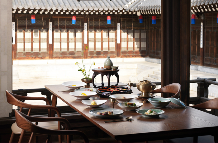 A dining table is set at Korea House in Jung-gu, central Seoul (Korea Cultural Heritage Foundation)