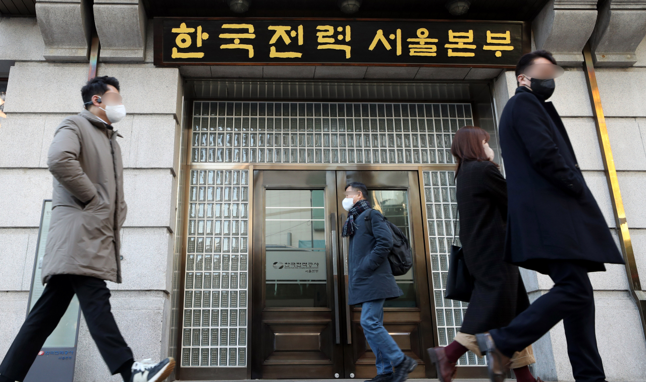 Pedestrians pass by the Seoul head office of Korea Electric Power Corp. (Newsis)