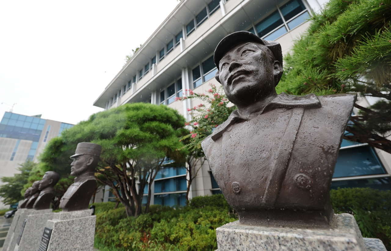 A bust of revered independence fighter Hong Beom-do at the headquarters of the defense ministry in Seoul on Monday. (Yonhap)