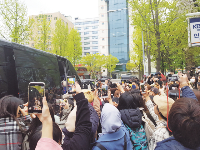 Fans of the K-pop idols wait to see stars on the way home. (Herald DB)