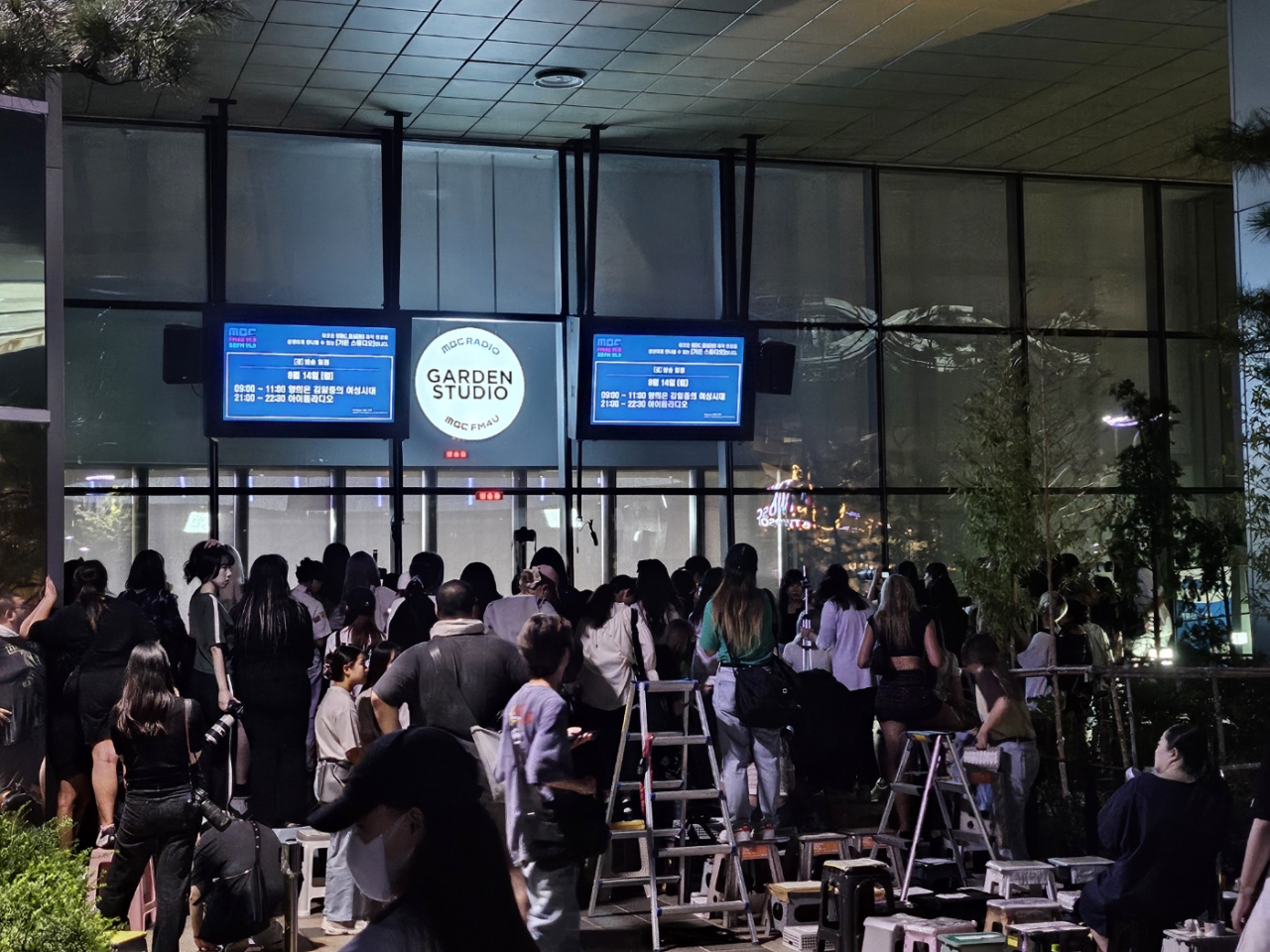 Fans gather to wait for stars and meet and cheer them on their way home at a studio in Sangam-dong, Seoul. (Park Ye-eun/The Korea Herald)