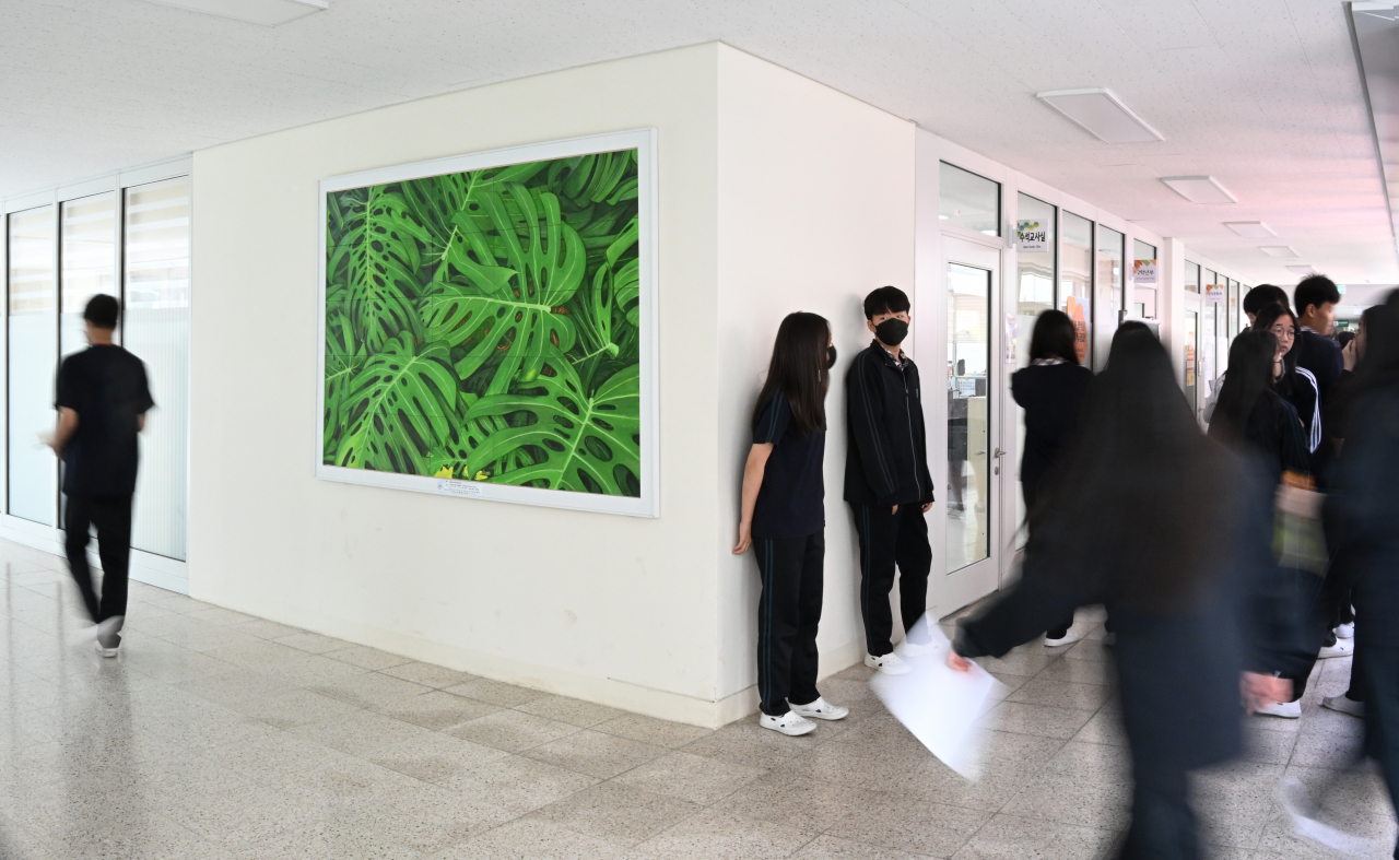 Students mingle between classes in the hallway on the second floor of Singil Middle School. (Im Se-jun/The Korea Herald)